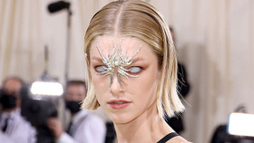 Người đẹp chuyển giới Hunter Schafer gây ấn tượng mạnh tại Met Gala