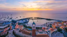 Cầu Hôn và Thị trấn Hoàng Hôn lần nữa gây sốt khi xuất hiện trên báo Úc