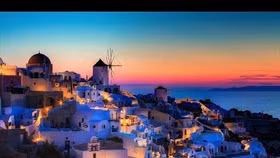 Santorini, Hy Lạp - Một trong những hòn đảo đẹp nhất thế giới.