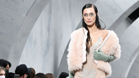 Fendi | Fall Winter 2022/2023: Tái hiện di sản thời trang Fendi