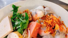 Quán bánh cuốn bán hơn 700 đĩa mỗi ngày