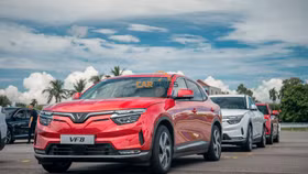Hàng trăm xe điện VinFast VF 8 và VF e34 tiếp tục đến tay khách hàng trong tháng 1/2023