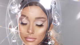 Ariana Grande hé lộ BST đầu tiên của r.e.m beauty