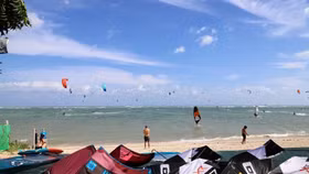 Những màn biểu diễn lướt ván diều mãn nhãn trên biển Ninh Thuận