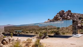 Căn nhà vô hình giữa sa mạc giá 85 triệu/đêm