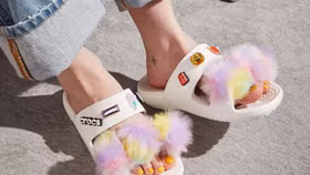 Crocs “lăng xê” 3 mẫu dép mới với các tuỳ chọn Jibbitz đặc biệt