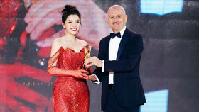 CEO Halavu Clinic nhận giải mặc đẹp tại Harper’s Bazaar Star Awards