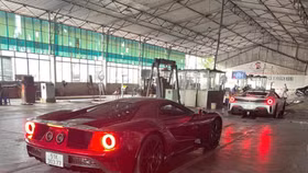 Bộ đôi Ferrari 488 Pista Spider và Ford GT được ra biển trắng