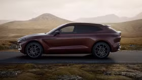 Chiếc Aston Martin DBX thứ hai về Việt Nam với màu sơn nổi bật