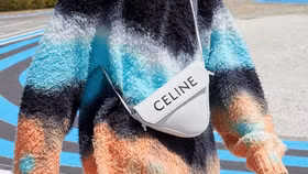 Giới trẻ và cơn sốt túi tam giác Triangle Bag từ nhà mốt Céline