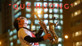 Nghệ sĩ Trần Mạnh Tuấn thổi saxophone tại bệnh viện dã chiến