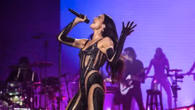 Dua Lipa đẳng cấp là khi biến mọi sàn diễn thành show thời trang của mình