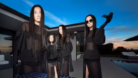 NTK Vera Wang khoe dáng bên phiên bản "Barbie" của riêng mình