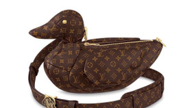 Louis Vuitton lại tiếp tục “gây choáng” với chiếc túi … con vịt 103 triệu đồng