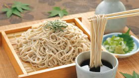 Vì sao người Nhật nổi tiếng tao nhã lại thích húp xì xụp thành tiếng khi ăn mì?