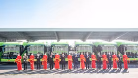 Xe buýt điện VinBus tham gia mạng lưới vận tải công cộng Hà Nội