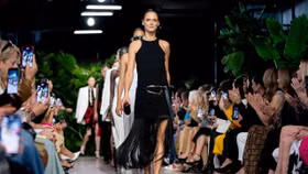 Bộ sưu tập Michael Kors SS23 phản chiếu hình ảnh thành thị tinh tế