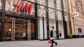 H&M đứng trước làn sóng tẩy chay vì "thay đổi bản đồ online"