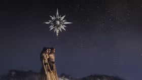 BST Dior Cruise 2023 cảm hứng từ vẻ quyến rũ đậm màu huyền bí