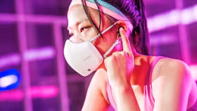 Khẩu trang lọc không khí của LG được trang bị thêm tính năng khuếch đại âm thanh