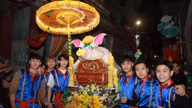 Rộn ràng lễ hội rước lợn ở La Phù