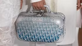 Dior và Rimowa hợp tác cho ra bộ sưu tập phụ kiện du lịch sành điệu