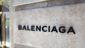 Balenciaga bất ngờ xóa sạch tất cả các kênh truyền thông xã hội