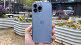 Đập hộp iPhone 13 Pro Max phiên bản màu Sierra Blue trong ngày mở bán