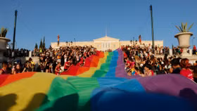 Nhiều thương hiệu lớn đồng loạt ra mắt các BST ủng hộ Pride Month - P2