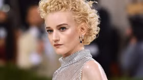 Ngôi sao của “Inventing Anna” được mời vào vai diễn Madonna