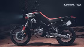 Aprilia Tuareg 660 2022 có giá 418 triệu đồng ngang một chiếc xe hơi