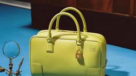 Kỉ niệm 175 năm thành lập, Loewe đưa thiết kế Amazona trở lại