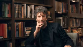 Nhà văn Neil Gaiman với nhiều tác phẩm được chuyển thể đưa lên màn ảnh