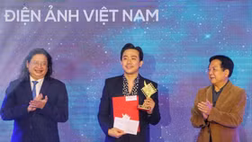 "Bố già" Trấn Thành tiếp tục đại thắng giải thưởng cuối năm