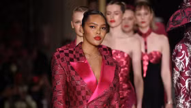 Điểm qua xu hướng làm đẹp 2023 nổi bật nhất sàn diễn Thu Đông năm nay