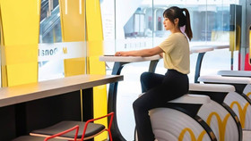 McDonald’s Trung Quốc sử dụng xe đạp thể dục thay thế cho ghế ngồi