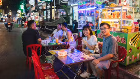 Giới trẻ và du khách trải nghiệm phố ẩm thực Nguyễn Thượng Hiền