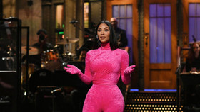 Kim Kardashian “bóc phốt” cả gia đình trên SNL