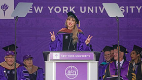 Taylor Swift mặc lại áo tốt nghiệp, phát biểu tại Đại học New York