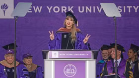 Taylor Swift mặc lại áo tốt nghiệp, phát biểu tại Đại học New York