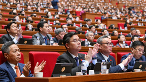 Các đại biểu dự phiên thảo luận ở hội trường chiều 21/1