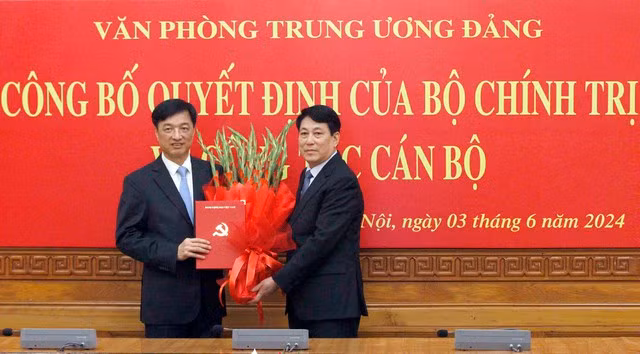 Đại tướng Lương Cường, Ủy viên Bộ Chính trị, Thường trực Ban Bí thư trao quyết định điều động, phân công cho Thượng tướng Nguyễn Duy Ngọc
