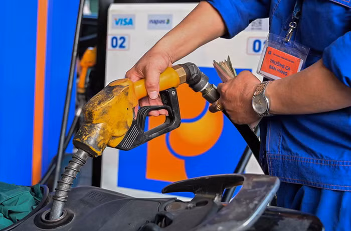 Xăng RON95-III hiện đã vượt ngưỡng 23.000 đồng/lít