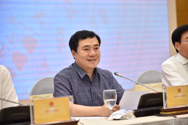 Thứ trưởng Nguyễn Sinh Nhật Tân tại buổi họp báo