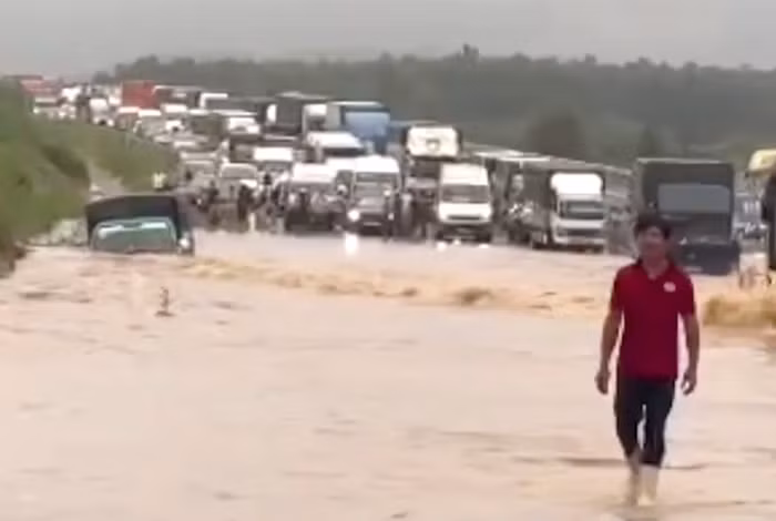 Xe tải bị nước cuốn trên Cao tốc Phan Thiết - Dầu Giây vì mưa lớn gây ngập úng