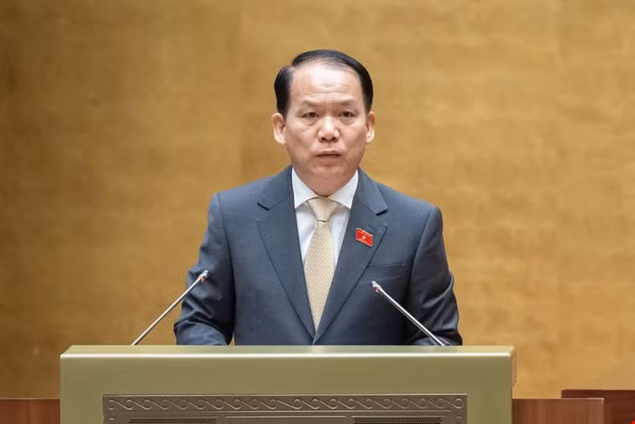 Chủ nhiệm Ủy ban Pháp luật của Quốc hội Hoàng Thanh Tùng báo cáo tại kỳ họp thứ 7