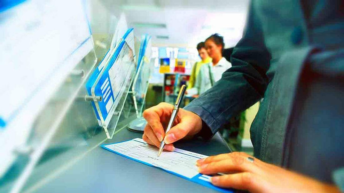 Ngân hàng siết phí quản lý tài khoản, khách hàng ồ ạt than phiền