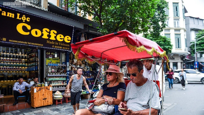 Du khách trải nghiệm xích lô tại Hà Nội