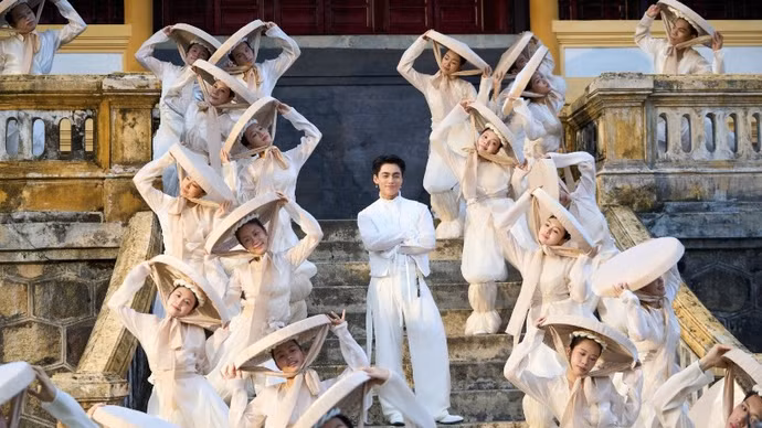Qua MV "Công Tử Văn Thơ", vẻ đẹp cung đình Huế hiện lên vừa gần gũi vừa mới mẻ với thế hệ khán giả trẻ.