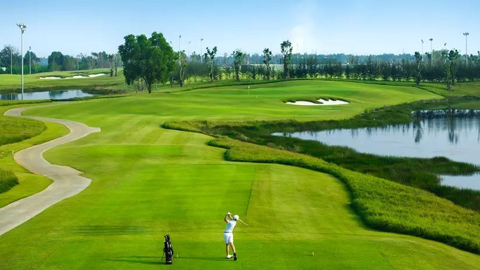  Mức lương của người cắt cỏ tại sân golf của tỷ phú Phạm Nhật Vượng có thể lên đến 20 triệu đồng/tháng